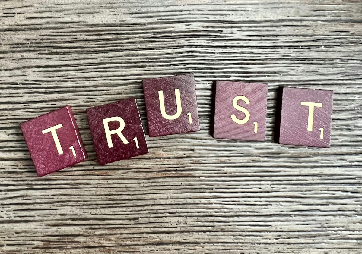 Chữ trust ghép từ các khối gỗ trên bàn