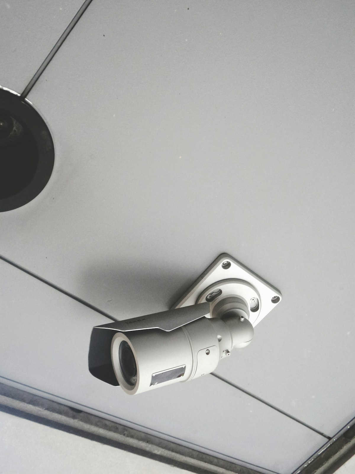 Camera an ninh gắn trên trần một tòa nhà