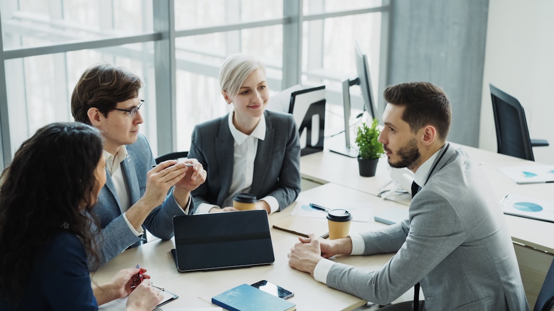 Nhân viên sales tư vấn khách hàng doanh nghiệp