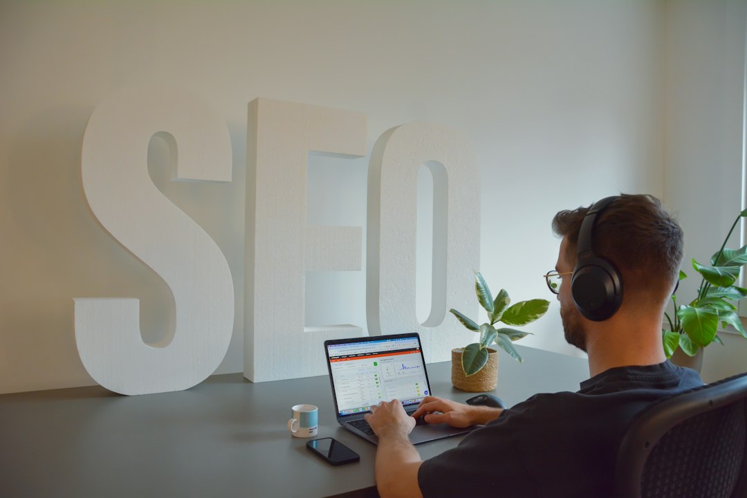 Người làm marketing phân tích từ khóa SEO trên máy tính