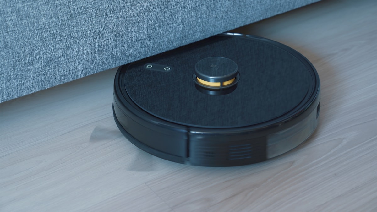 Robot hút bụi tự động đang làm việc trên sàn nhà
