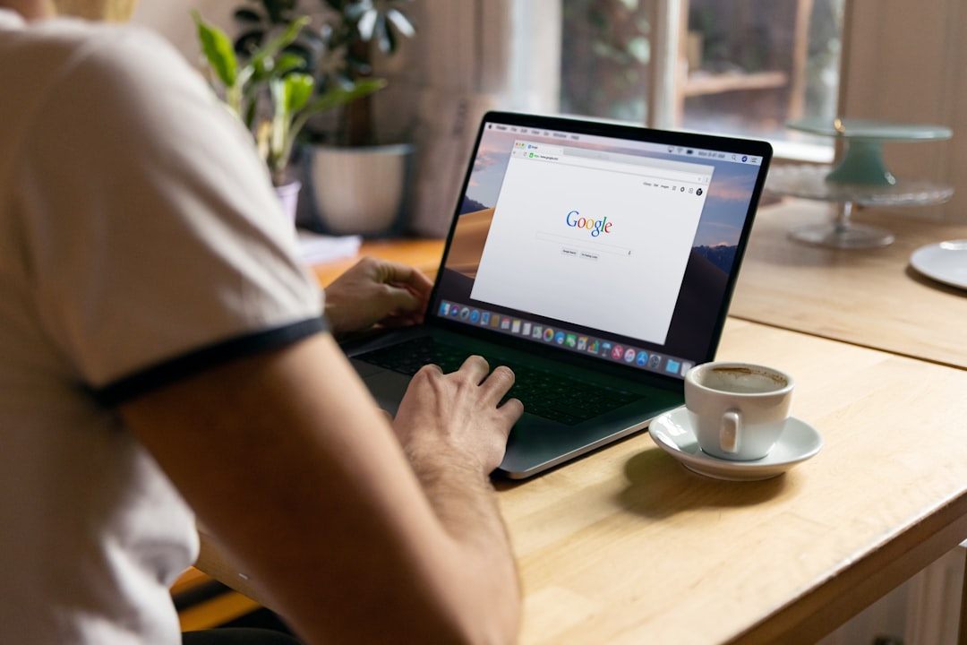 Màn hình máy tính hiển thị kết quả tìm kiếm Google