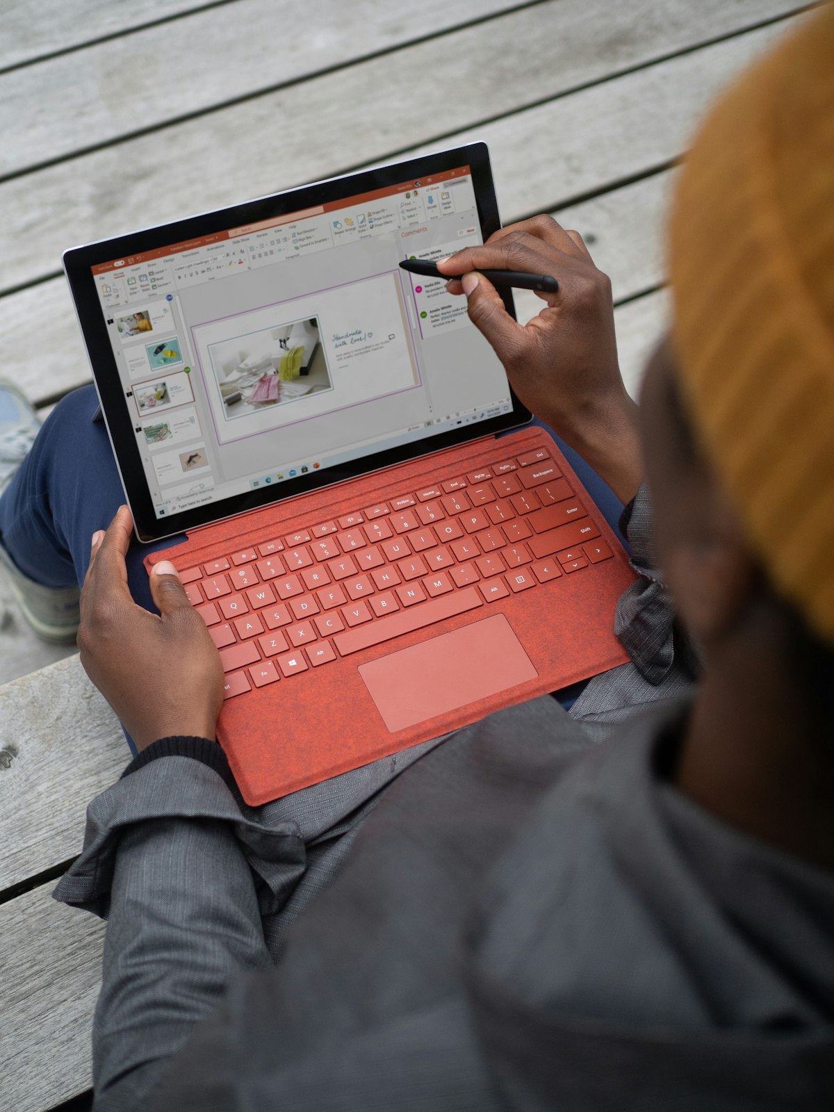 Người đang sử dụng máy tính bảng Surface
