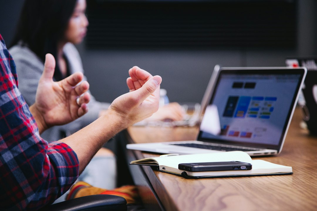 Buổi họp trao đổi nội dung nội bộ giữa marketing và vận hành