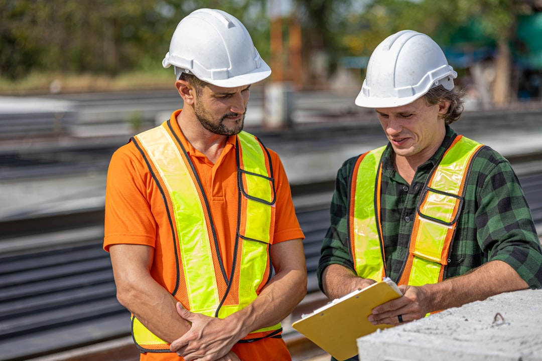 Giám sát hướng dẫn quy trình an toàn cho nhân viên mới