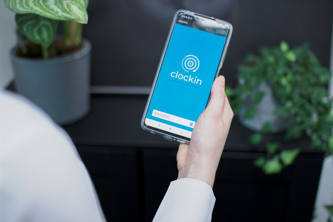Nhân viên chấm công bằng ứng dụng điện thoại tại công trình