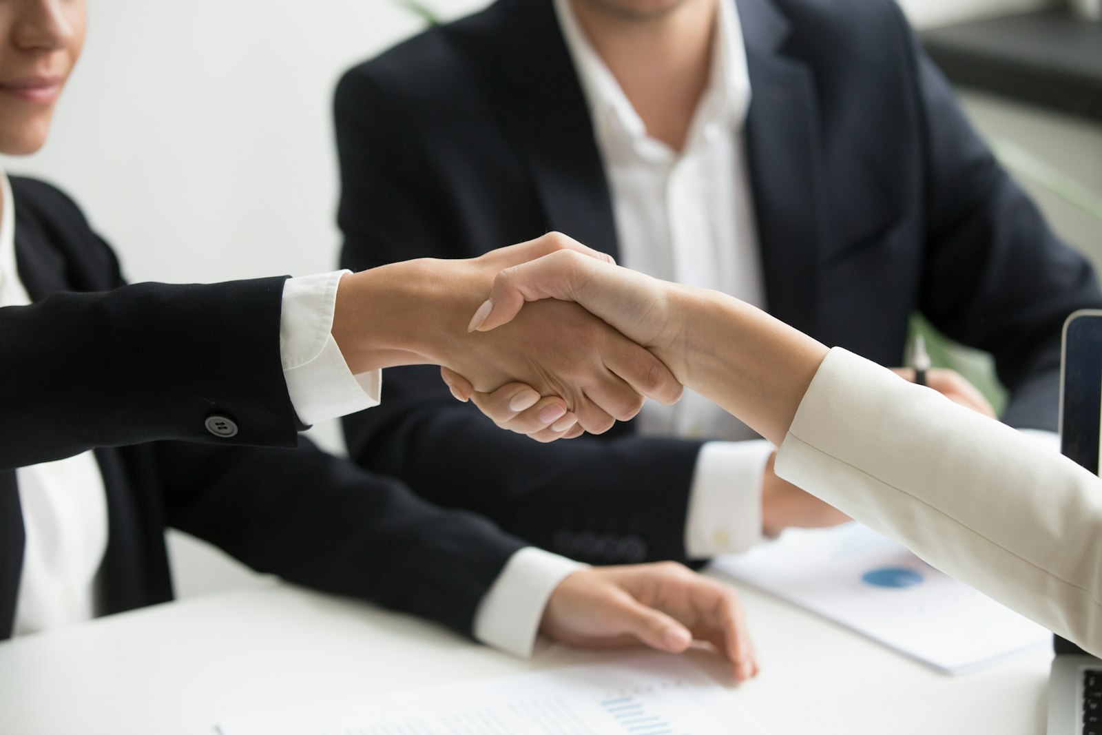 Đại diện hai công ty bắt tay tại bàn làm việc