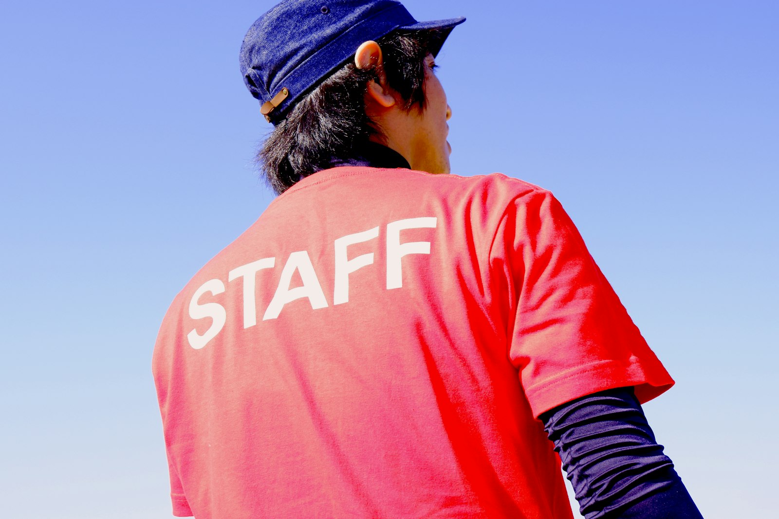 Nhân viên mặc áo đồng phục in chữ STAFF