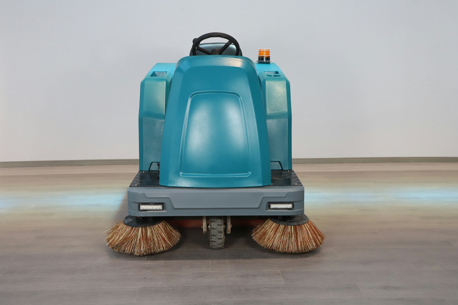 Máy chà sàn công nghiệp với bàn chải phía trước