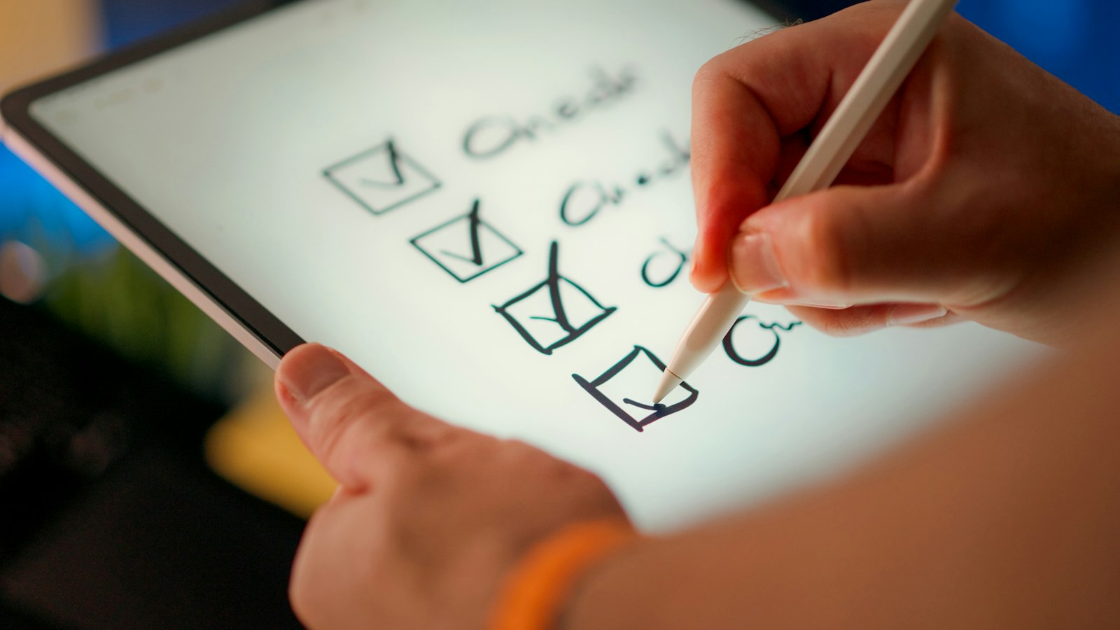 Tay đánh dấu các mục checklist trên máy tính bảng